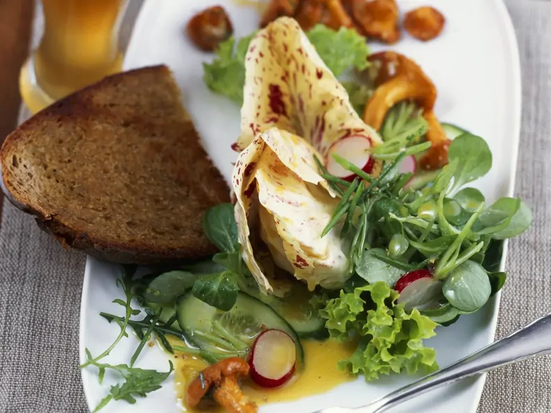 Grüner Salat mit Pfifferlingen und Weißbier-Vinaigrette