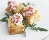 Blätterteigecken mit Radieschensalat