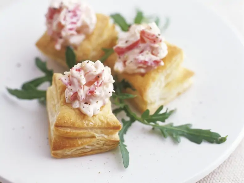 Blätterteigecken mit Radieschensalat