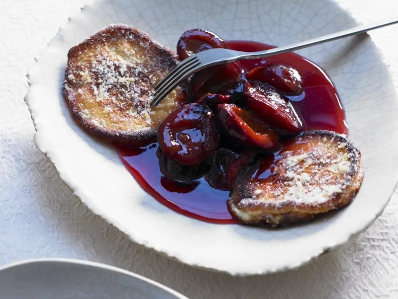 Zitronen-Pancakes mit Zwetschgenkompott