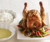 Gebratenes Hähnchen mit Gemüse