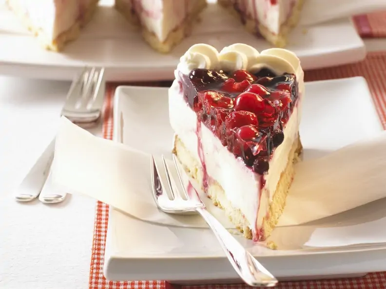 Joghurttorte mit Waldbeeren