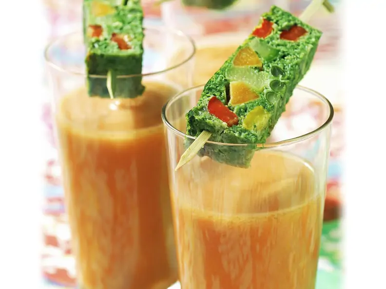 Gazpacho mit aufgespießter Gemüseterrine