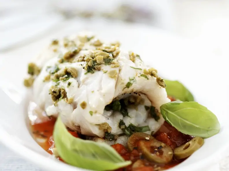 Seelachsröllchen mit Oliven-Tomaten-Sugo