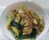 Kaninchenschlegel mit Birnen und grünen Bohnen