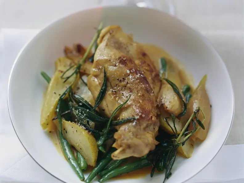Kaninchenschlegel mit Birnen und grünen Bohnen