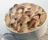 Apfel-Brot-Auflauf mit Rosinen (Scheiterhaufen)