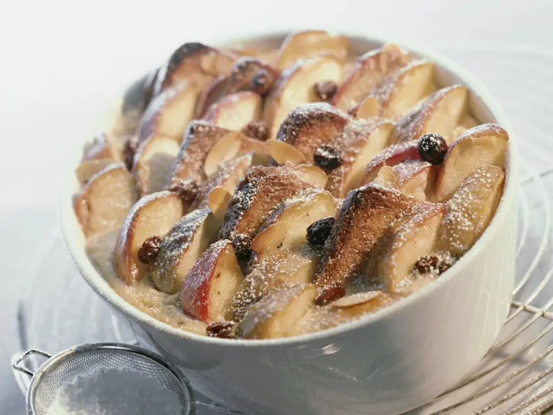 Apfel-Brot-Auflauf mit Rosinen (Scheiterhaufen)