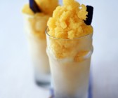 Mangosorbet mit Wacholderschnaps