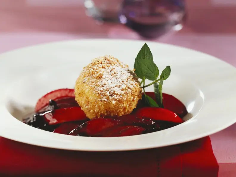 Topfenknödel mit Holler-Ingwer-Kompott