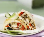 Vegetarischer Strudel mit Gemüse und Joghurtsoße