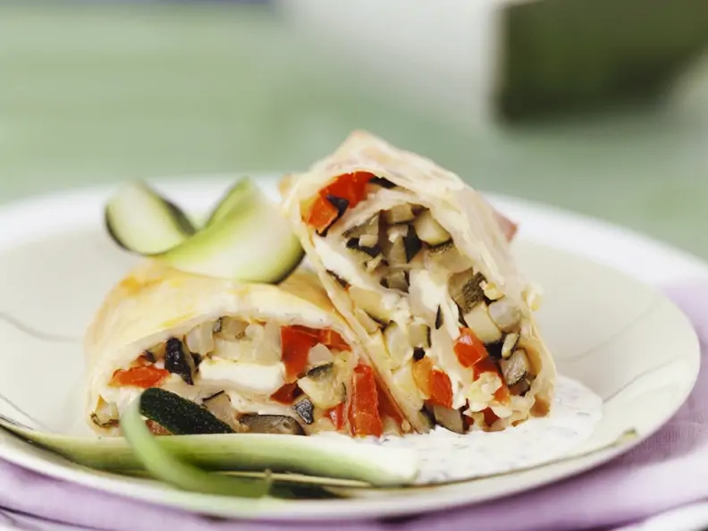Vegetarischer Strudel mit Gemüse und Joghurtsoße