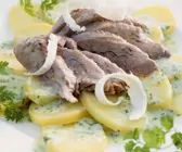 Fleisch vom Schweinekopf mit Meerrettich, Kerbelsoße und Kartoffeln