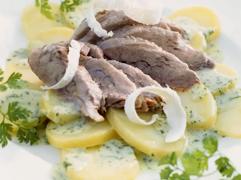 Fleisch vom Schweinekopf mit Meerrettich, Kerbelsoße und Kartoffeln
