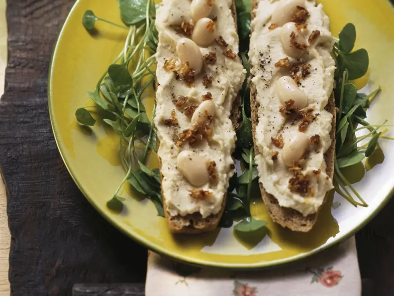 Körnerbrote mit Bohnenaufstrich und Brunnenkresse