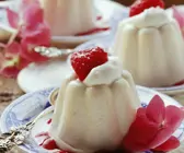 Mandelpudding mit Himbeeren