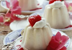 Mandelpudding mit Himbeeren