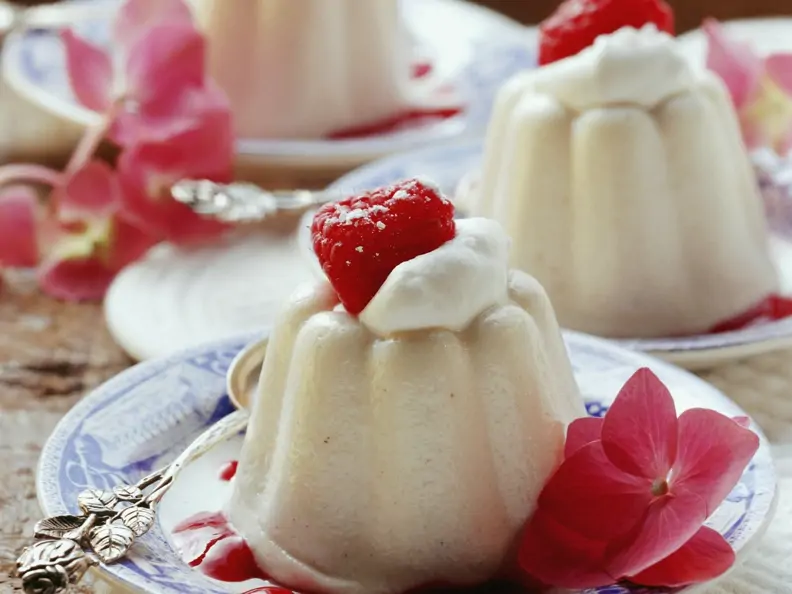 Mandelpudding mit Himbeeren