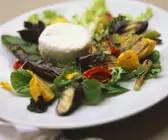 Gegrillter Gemüsesalat mit Ziegenkäsetaler