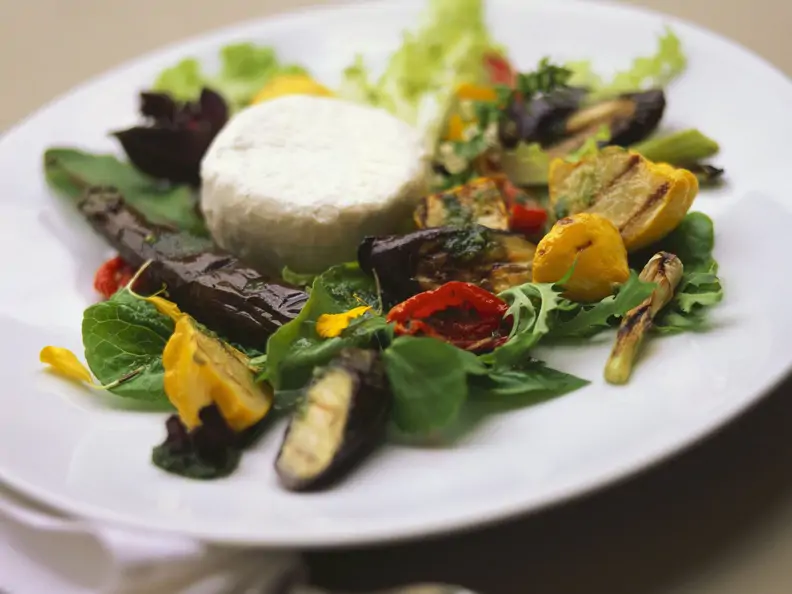 Gegrillter Gemüsesalat mit Ziegenkäsetaler
