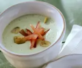 Romanescosuppe mit Tomaten und Knoblauch