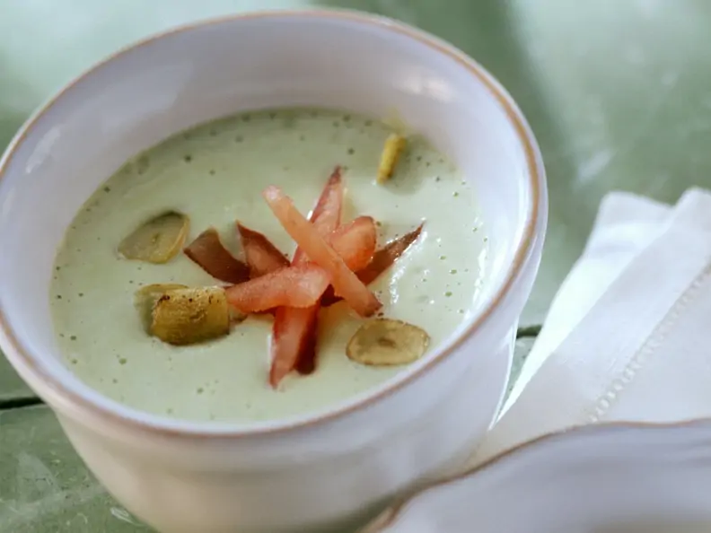 Romanescosuppe mit Tomaten und Knoblauch