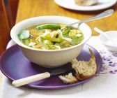 Gemüsesuppe mit Lauch und Zucchini