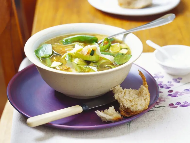 Gemüsesuppe mit Lauch und Zucchini