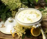 Milchsuppe mit Hollerblüten