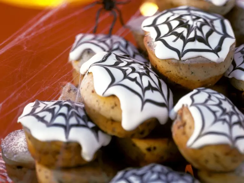 Muffins mit Spinnennetz