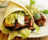 Tortilla mit Rindfleischstreifen und Guacamole