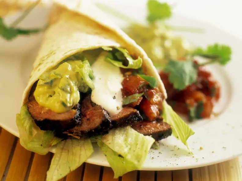 Tortilla mit Rindfleischstreifen und Guacamole