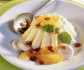Paranusspudding mit Obst