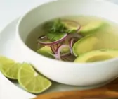Suppe mit Avocado, Limetten und Koriander