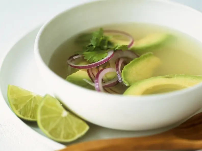 Suppe mit Avocado, Limetten und Koriander