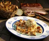 Semmelknödel mit Pfifferling-Speck-Soße