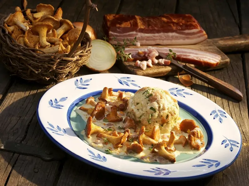 Semmelknödel mit Pfifferling-Speck-Soße