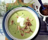 Erbsensuppe mit Matjes und Pumpernickel-Bröseln