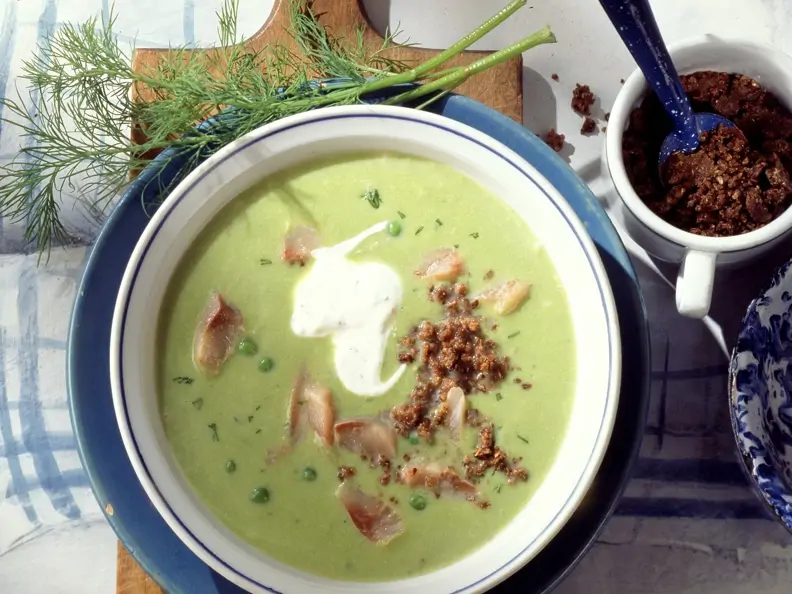 Erbsensuppe mit Matjes und Pumpernickel-Bröseln