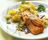 Teriyaki-Lachsfilet mit Ananasreis