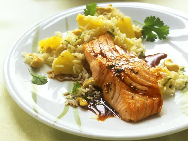 Teriyaki-Lachsfilet mit Ananasreis