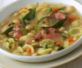 Nudelsuppe mit Bohnen