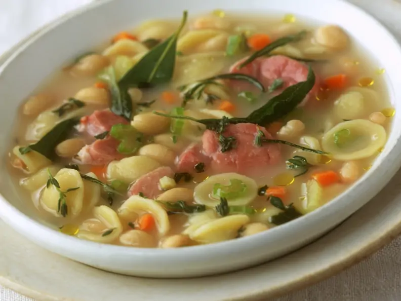 Nudelsuppe mit Bohnen
