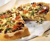 Champignon-Quiche mit Lauchzwiebeln und Schinken