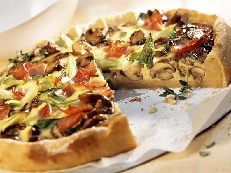Champignon-Quiche mit Lauchzwiebeln und Schinken