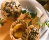 Aprikosen-Mohn-Knödel mit Hagebuttensoße