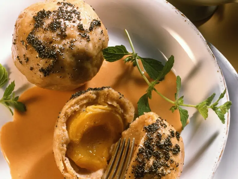 Aprikosen-Mohn-Knödel mit Hagebuttensoße