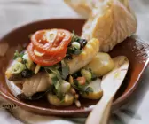 Fischfilet mit Mangold und Pinienkernen aus Mallorca