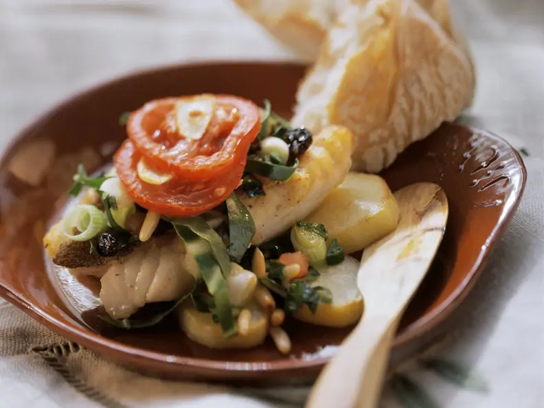 Fischfilet mit Mangold und Pinienkernen aus Mallorca