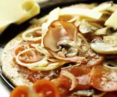 Schinken-Pizza mit Champignons und Zwiebeln